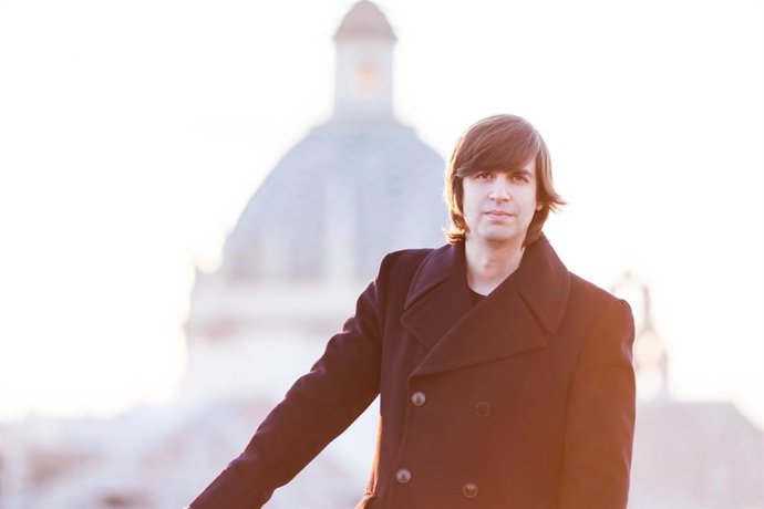 Archivo - El poeta granadino Fernando Valverde, en imagen de archivo