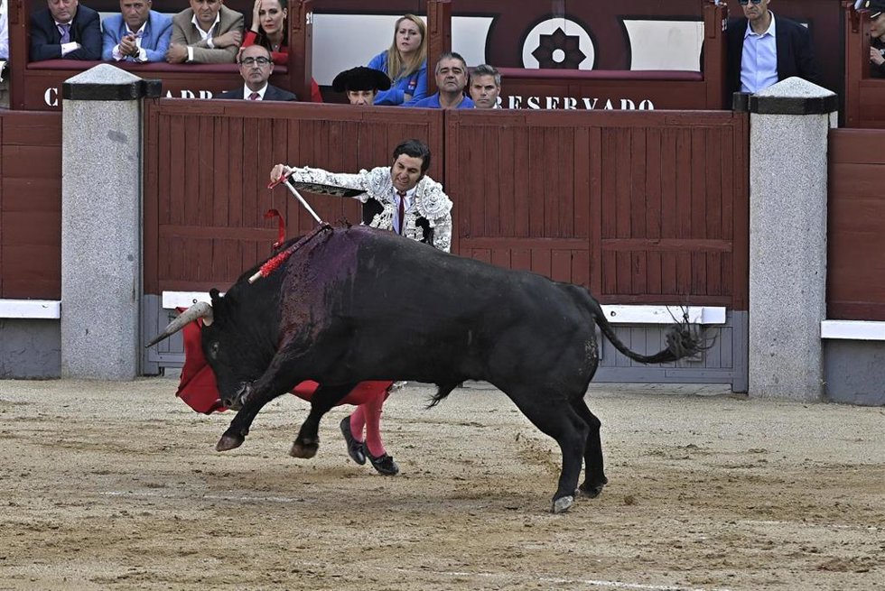 Archivo - Morante de la Puebla durante su faena en la plaza de toros de las Ventas en la feria de San Isidro