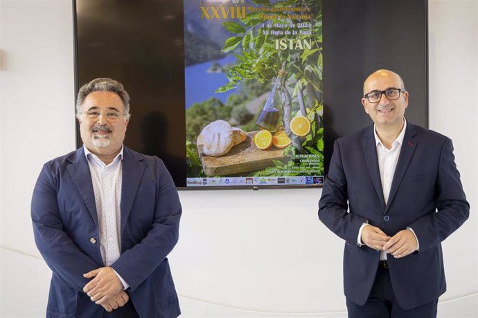 El vicepresidente y diputado de Cultura de la Diputación de Málaga, Manuel López Mestanza, ha presentado, junto al alcalde de Istán, José Miguel Marín, las actividades de esta muestra gastronómica.