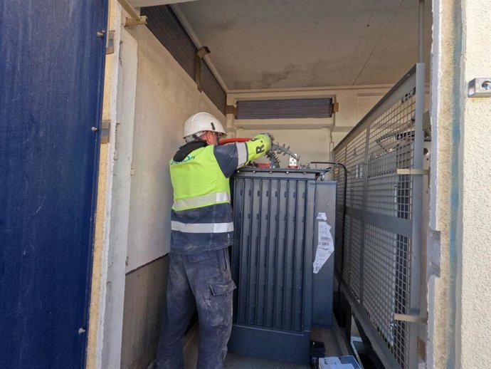 Técnicos y transformador en Padre Pío.