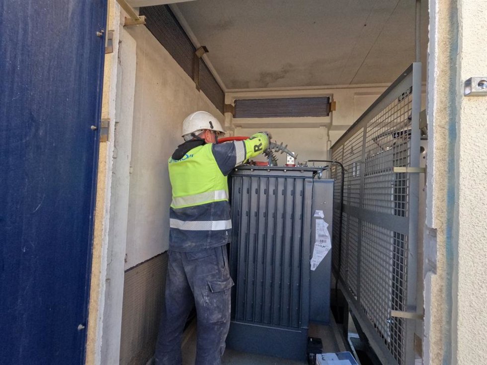 Técnicos y transformador en Padre Pío.