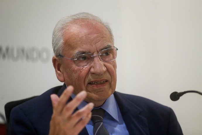 Archivo - El exvicepresidente del Gobierno, Alfonso Guerra, durante un coloquio organizado por la Fundación Sargadelos, a 26 de enero de 2024, en Ribadeo, Lugo, Galicia (España). El exvicepresidente del Gobierno ha defendido el espíritu de concordia de la