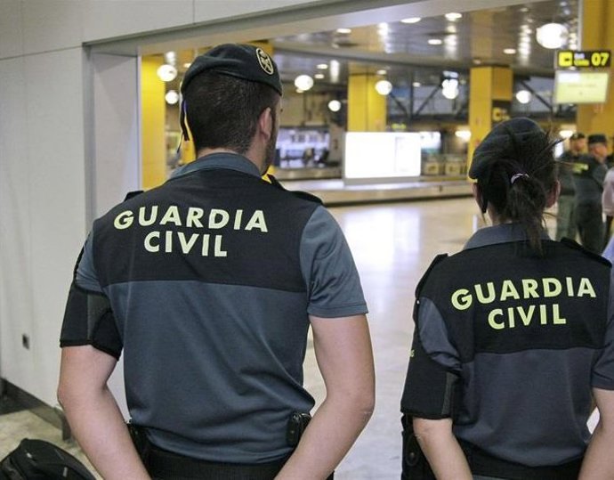 Archivo - Imagen de recurso de agentes de la Guardia Civil en un aeropuerto 