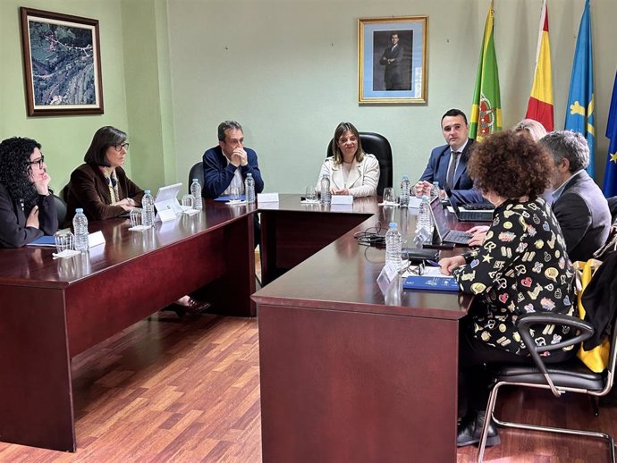 La vicepresidenta del Gobierno asturiano, Gimena Llamedo, preside la reunión del Consejo de Gobierno en Amieva.