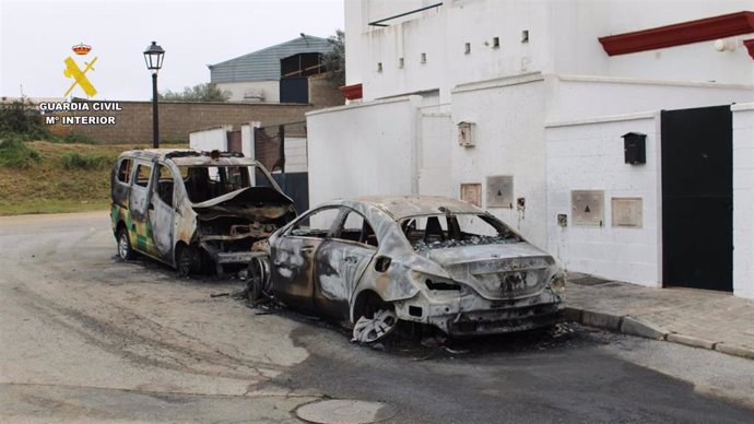 Vehículos calcinados en El Ronquillo como consecuencia de una acto vandálico.