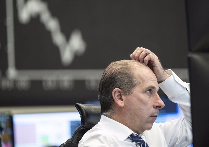 Archivo - 16 March 2023, Hesse, Frankfurt_Main: A stock trader watches the price development on his monitor at Frankfurt Stock Exchange. 