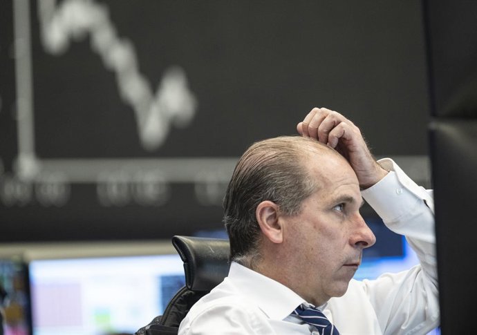 Archivo - 16 March 2023, Hesse, Frankfurt_Main: A stock trader watches the price development on his monitor at Frankfurt Stock Exchange. Following the recent turbulence in the banking sector, financial experts are keeping a close eye on developments on 