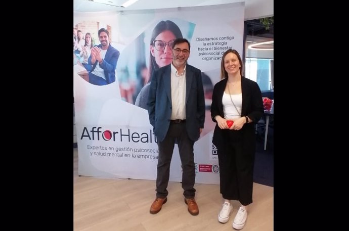 Archivo - El jefe de Seguridad, Salud y Bienestar de ILUNION, Ricardo González Guerra, y la coordinadora PAE de Affor Health, Marina Dasso.