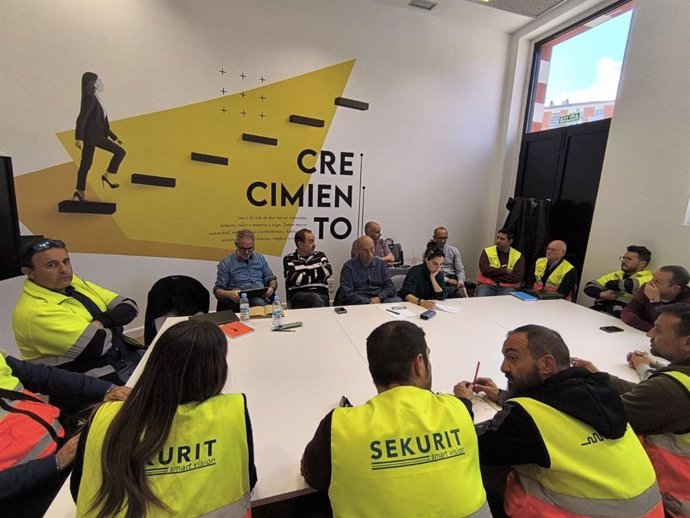 Reunión del diputado de Sumar por Asturias, Rafael Cofiño, con trabajadores de Sekurit.