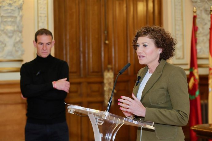 Valladolid acoge este domingo los clasificatorios para el nacional y europeo de triatlón. En la presentación, Mayte Martínez y Amancio del Castillo.
