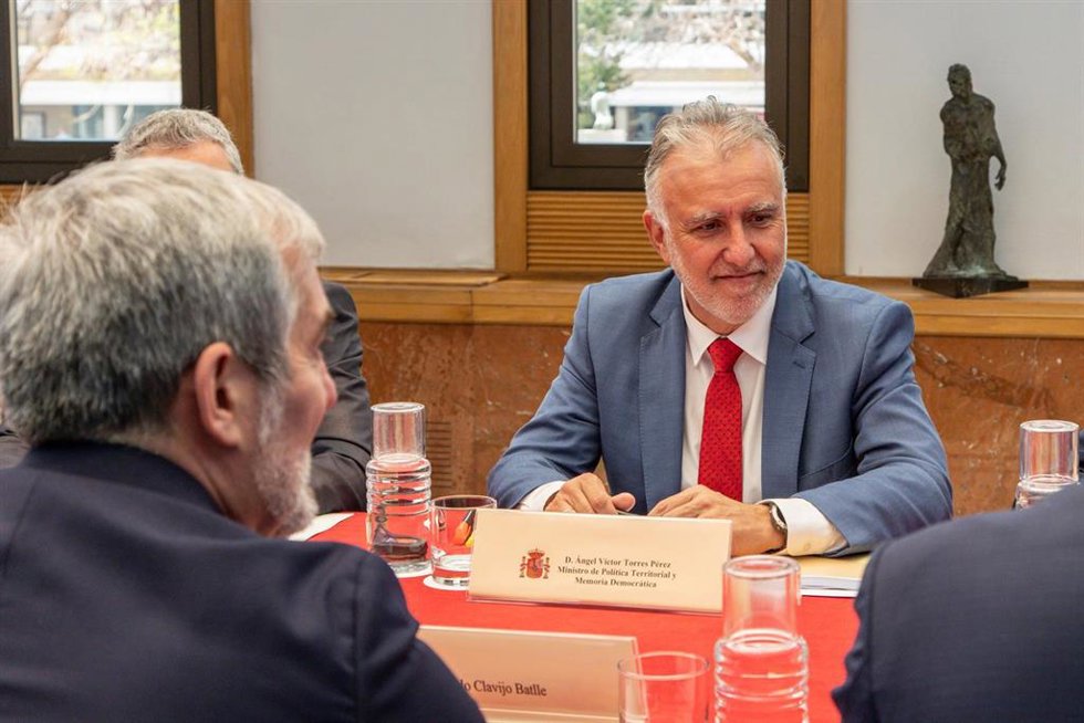 El ministro de Política Territorial y Memoria Democrática, Ángel Víctor Torres, durante la reunión de la Comisión bilateral Canarias-Estado, en la sede de la Presidencia del Gobierno de Canarias, a 22 de abril de 2024, en Las Palmas, Gran Canaria, Canar