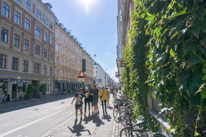 Archivo - Peatones pasean por una calle de Copenhague, Dinamarca