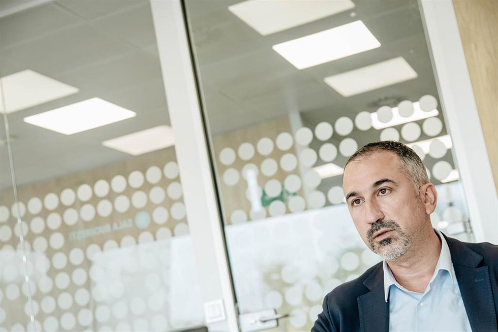 Archivo - El consejero delegado de Digi en España, Marius Varzaru, durante una entrevista con Europa Press en la sede de Digi en Alcobendas (Madrid), a 6 de septiembre de 2023.