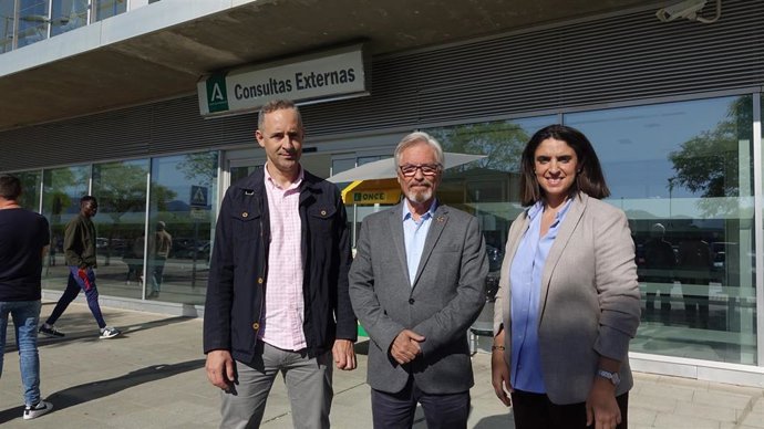 El senador del PSOE Rafael Granados y los diputados provinciales socialistas Miguel Espinosa y Desirée Cortés frente a las puertas del Hospital del Guadalhorce.
