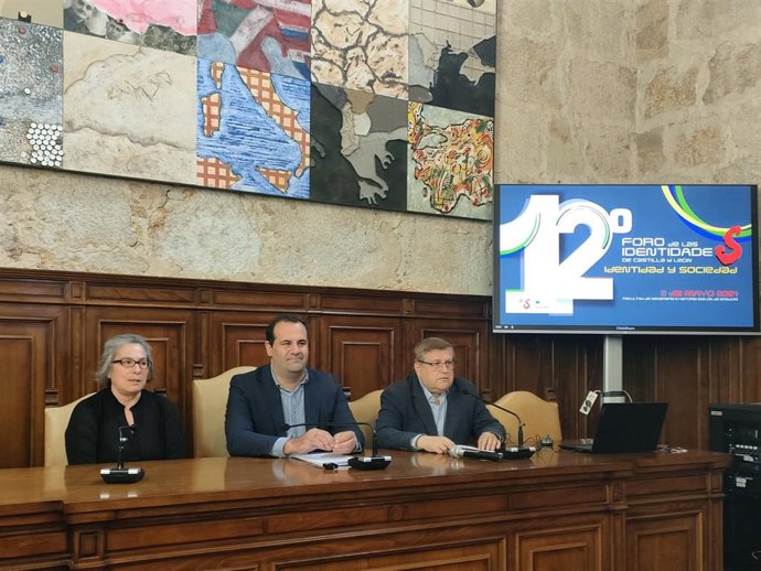 El diputado provincial de Cultura en Salamanca, David Mingo (c), en la inauguración del Foro de las Identidades de Castilla y León en Salamanca, junto a docentes participantes
