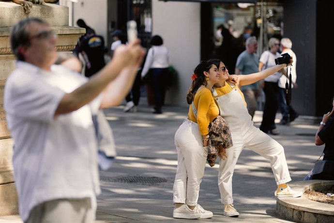 Dos turistas se hacen un selfie en una calle de Palma de Mallorca, a 16 de abril de 2024, en Palma de Mallorca, Mallorca, Baleares (España).