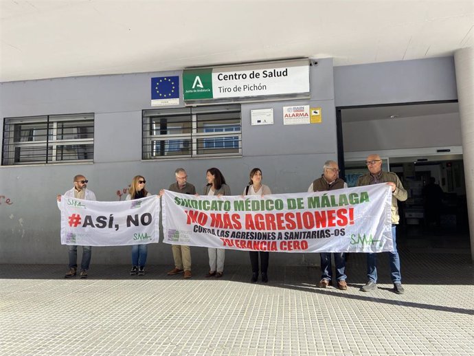 Concentración del SMM por agresiones a médicos en centros de salud de Málaga.