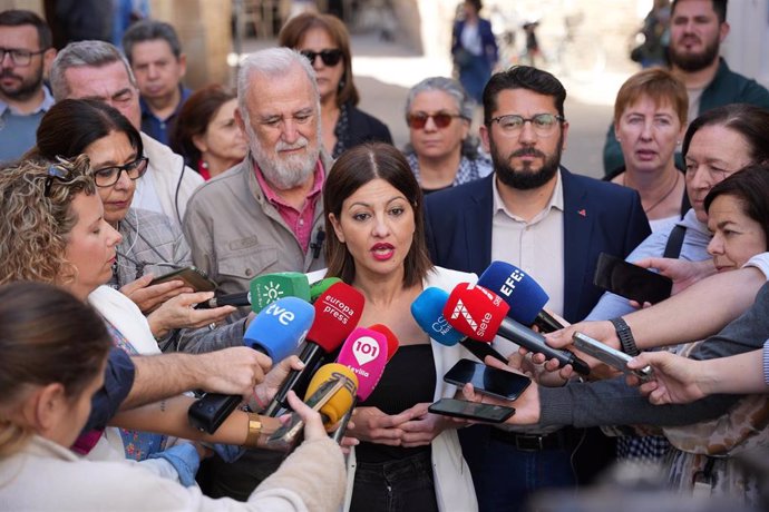 La ministra de Juventud e Infancia, Sira Rego (c) atiende a los medios de comunicación. A 03 de mayo de 2024, en Sevilla (Andalucía, España). 