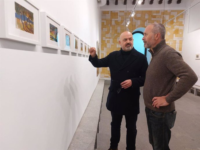 El concejal de Cultura de Segovia, Juan Carlos Monroy (izda), visita al exposición con su autor, Carlos Costa