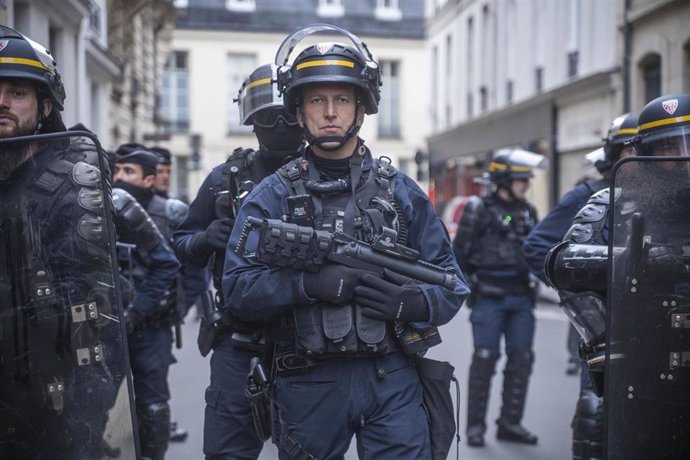 Varios agentes de la Policía antidisturbios de Francia de cara al desalojo de la Sciences Po.