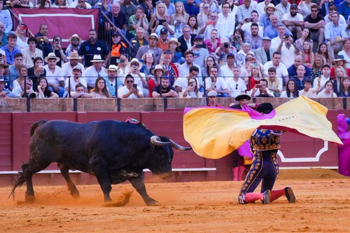 El torero, Esaú Fernández recibe a su último toro a puerta gayola, a 21 de abril de 2024, en Sevilla, Andalucía (España).