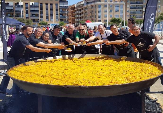 Voluntarios de “Paelleros Solidarios”