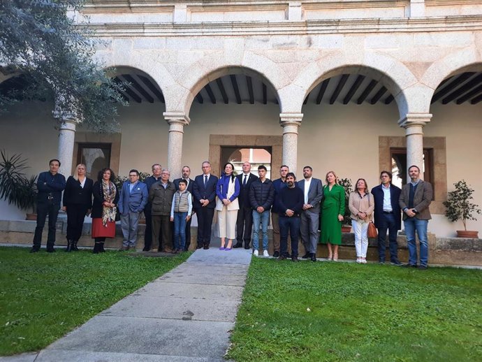 Foto de familia tras el acto institucional celebrado en Mérida con motivo del Día Nacional de la Convención Internacional de los Derechos de las Personas con Discapacidad