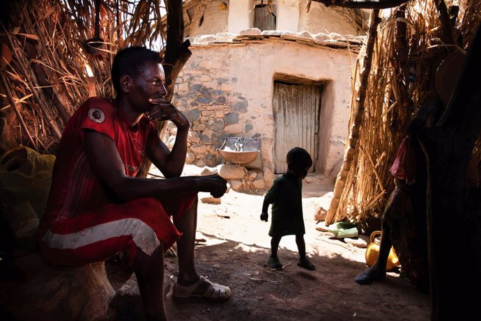 Archivo - May 18, 2023, TÂafa, Ethiopia: A farming family poses in their home in ''T'afa'' village in Tigray and explains how Eritrean soldiers set fire to their home during the war. Tigray, the bloodiest war of the 21st century, has left at least 600,00