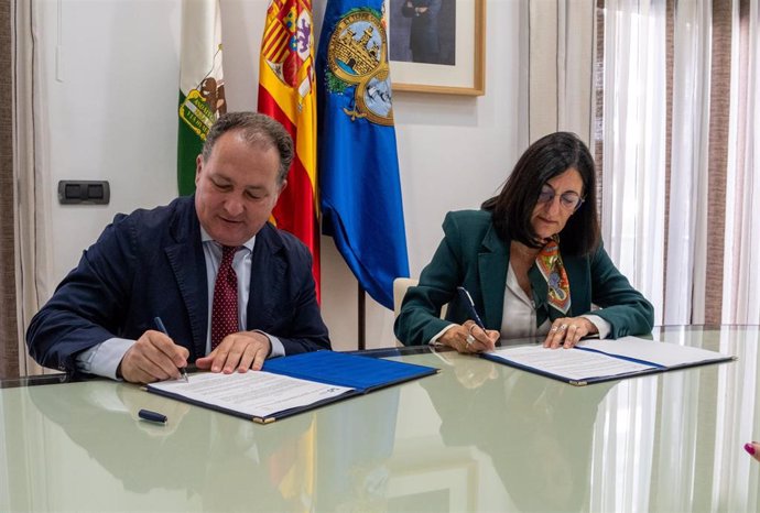Firma del Protocolo de Actuación entre el presidente de la Diputación, David Toscano, y la rectora de la UHU, María Antonia Peña.