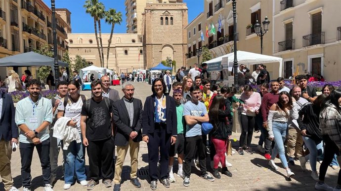 La delegada de Desarrollo Educativo y Formación Profesional de la Junta en Granada, María José Martín, asiste a la II Feria de Formación Profesional de Motril.