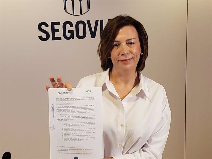 La portavoz municipal de VOX en Segovia, Esther Núñez, muestra el acuerdo firmado por ella y por el alcalde de Segovia, José Mazarías.