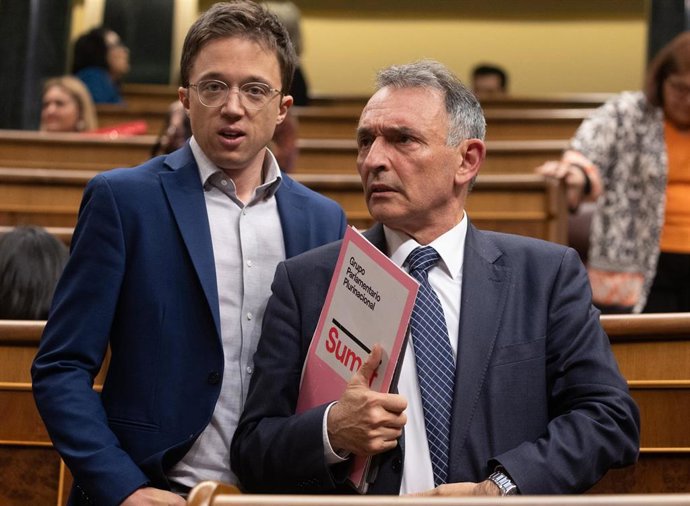 El portavoz de Sumar en el Congreso, Iñigo Errejón (i), y el portavoz parlamentario de IU y diputado de Sumar, Enrique Santiago (d), durante una sesión plenaria en el Congreso de los Diputados, a 9 de abril de 2024, en Madrid (España). 