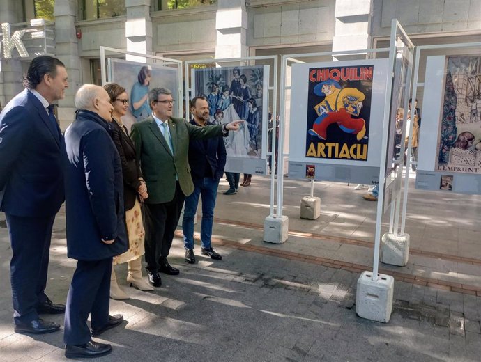 Miguel Zugaza, Gorka Martínez, Elixabete Etxanobe, Juan Mari Aburto y José María Merino contemplan la exposición itinerante de obras del museo Bellas Artes Bilbao