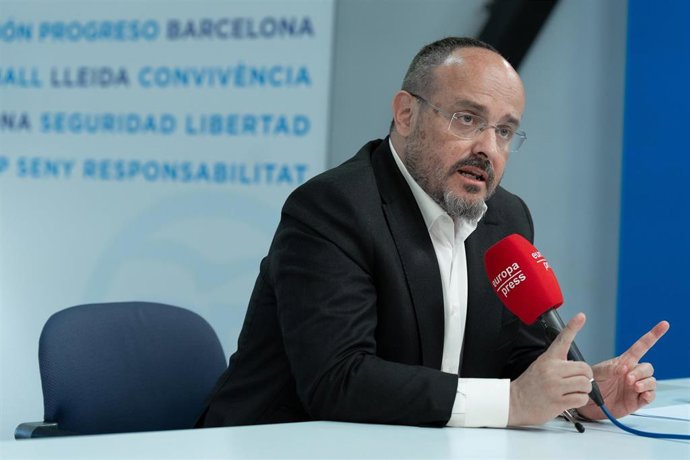 El candidato del PP a las elecciones catalanas, Alejandro Fernández, en una entrevista a Europa Press