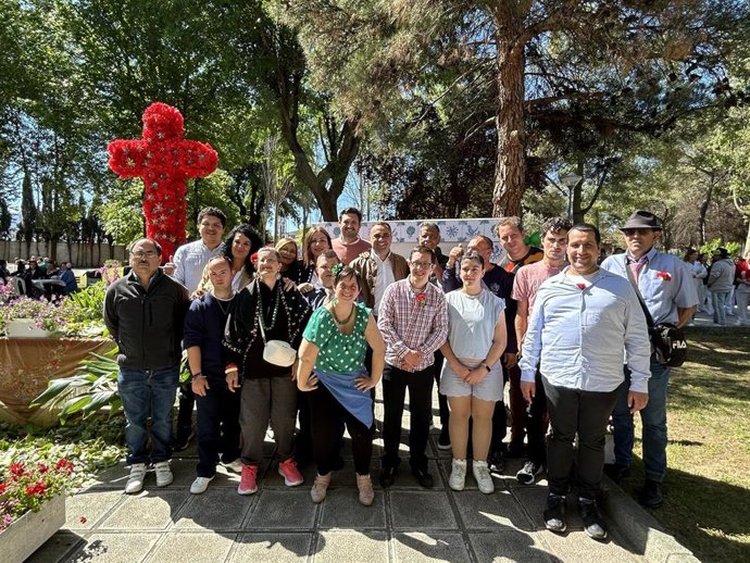 El presidente de la Diputación de Granada, Francis Rodríguez, visita la Cruz de Mayo de la Residencia de Mayores 'La Milagrosa'.