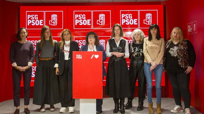 La secretaria de Igualdade del PSdeG, Silvia Fraga, y la presidenta del PSdeG, Carmela Silva, en rueda de prensa.