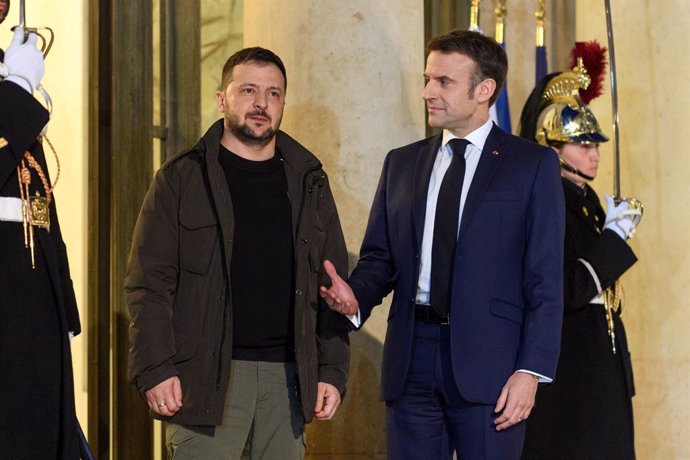 Archivo - 16 February 2024, France, Paris: French President Emmanuel Macron (R) welcomes Ukrainian President Volodymyr Zelensky to sign a bilateral security agreement between France and Ukraine at the Palais de l'Elysee. Photo: Julien Mattia/Le Pictorium 