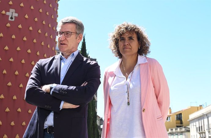 La actual portavoz del PP en el Parlamento Europeo (PE) y candidata a las elecciones europeas del 9 de junio, Dolors Montserrat, junto al líder del PP, Alberto Nuñez Feijóo