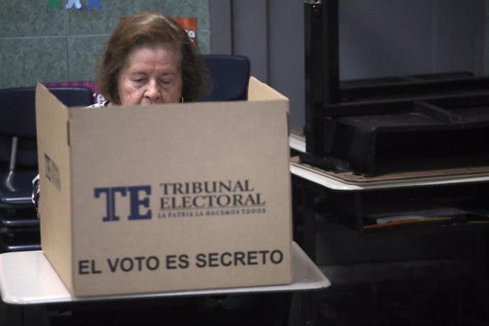 Archivo - Una mujer vota en las elecciones de Panamá de 2019.