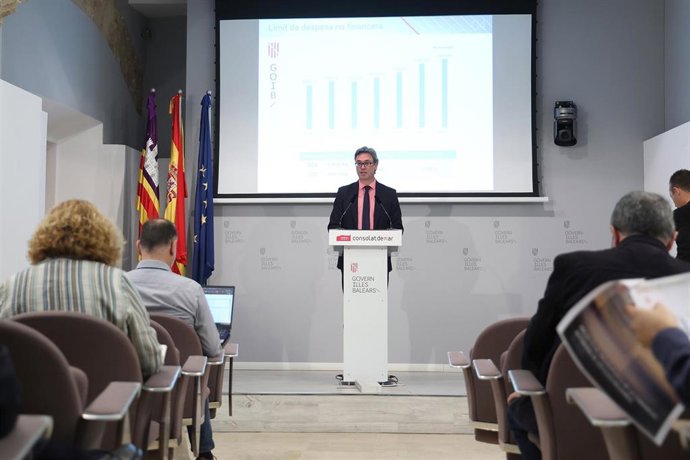 Archivo - El portavoz del Ejecutivo y conseller de Economía, Hacienda e Innovación, Antoni Costa.