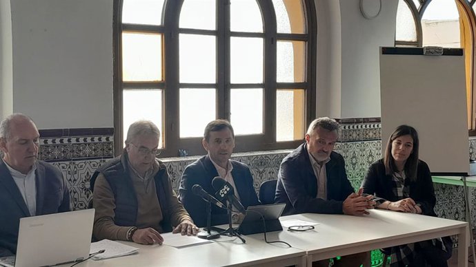 El subdelegado del Gobierno de la Junta en el Campo de Gibraltar, Francisco Javier Rodríguez, y el alcalde de Tarifa (Cádiz), José Antonio Santos, en una jornada para impulsar la acción local en Salud