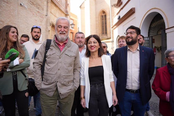 La ministra de Juventud e Infancia, Sira Rego, a su llegada junto a su número dos, el exteniente de alcalde del Ayuntamiento de Sevilla, Antonio Rodrigo Torrijos (2i), y el alcalde de Trebujena, Jorge Rodríguez.