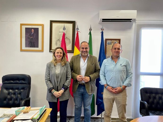 El diputado de Asistencia a Municipios, Antonio Aragón, con la alcaldesa de Prado del Rey, Vanesa Beltrán.