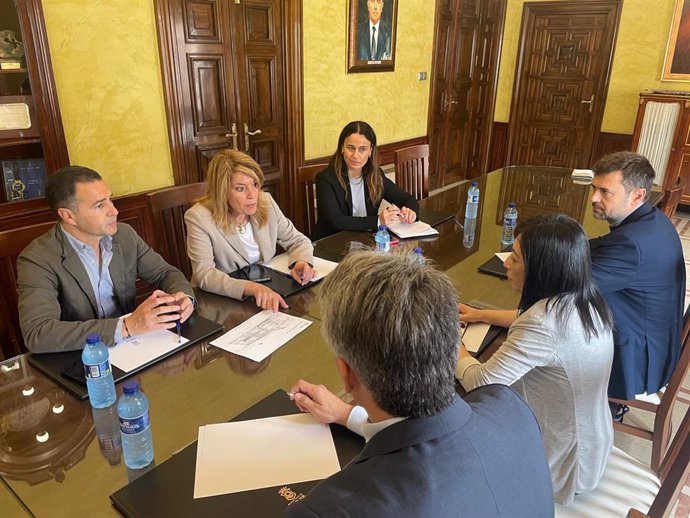 Imagen de la reunión el Ayuntamiento de Huelva.