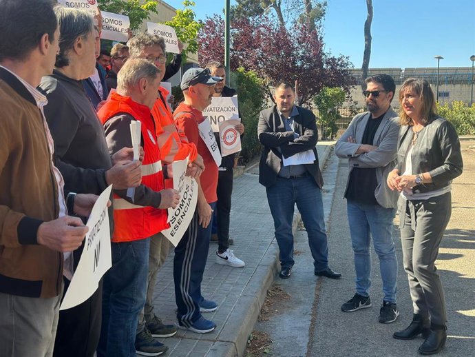 La portavoz del PSOE en el Ayuntamiento de Zaragoza, Lola Ranera, y el concejal Horacio Royo, con trabajadores del Ciclo Integral del Agua.