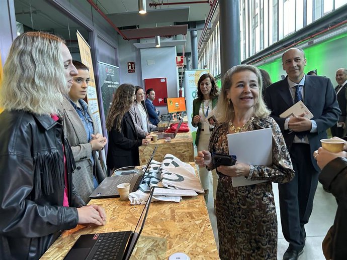 La consejera de Educación, Mercedes Vaquera, visita la feria 'Extremadura Tech Talent' en el Garage 2.0 de Cáceres