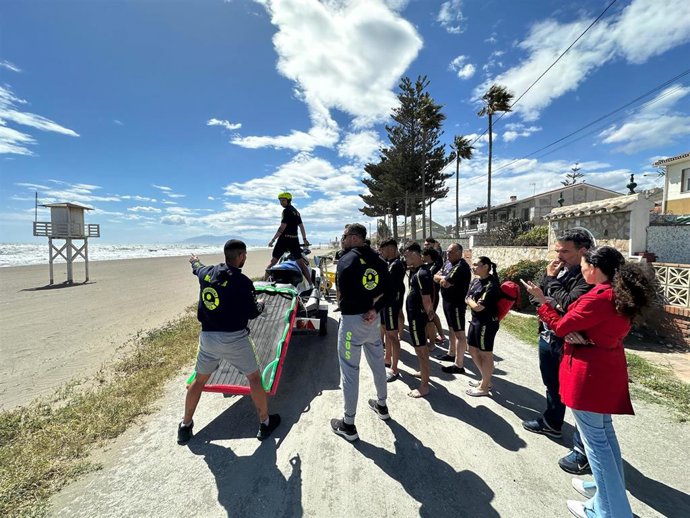 Voluntarios de Protección Civil en Rincón de la Victoria.