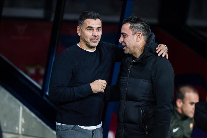 Archivo - Xavi Hernandez, head coach of FC Barcelona, saludates to Miguel A. Sanchez, Head coach of Girona FC during the Spanish league, La Liga EA Sports, football match played between FC Barcelona and Girona FC