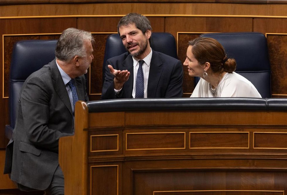 Archivo - (I-D) El ministro de Política Territorial y Memoria Democrática, Ángel Víctor Torres; el ministro de Cultura, Ernest Urtasun y la ministra de Sanidad, Mónica García, durante una sesión de control al Gobierno, en el Congreso de los Diputados, a