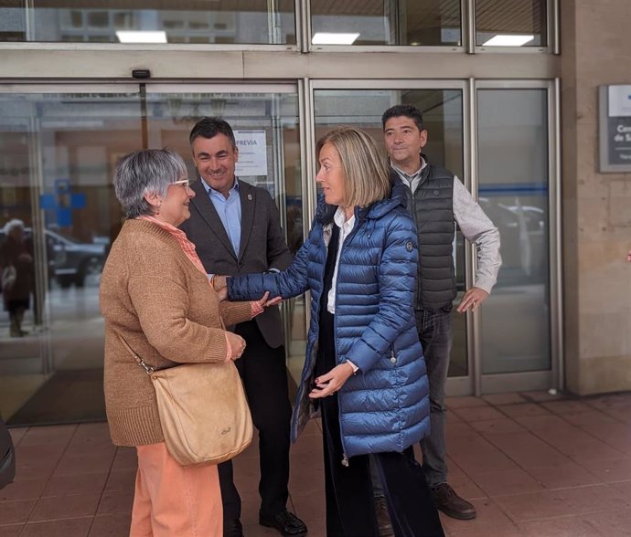 La diputada del PP en la Junta General Pilar Fernández Pardo  visita el centro de salud de Ciudad Naranco.
